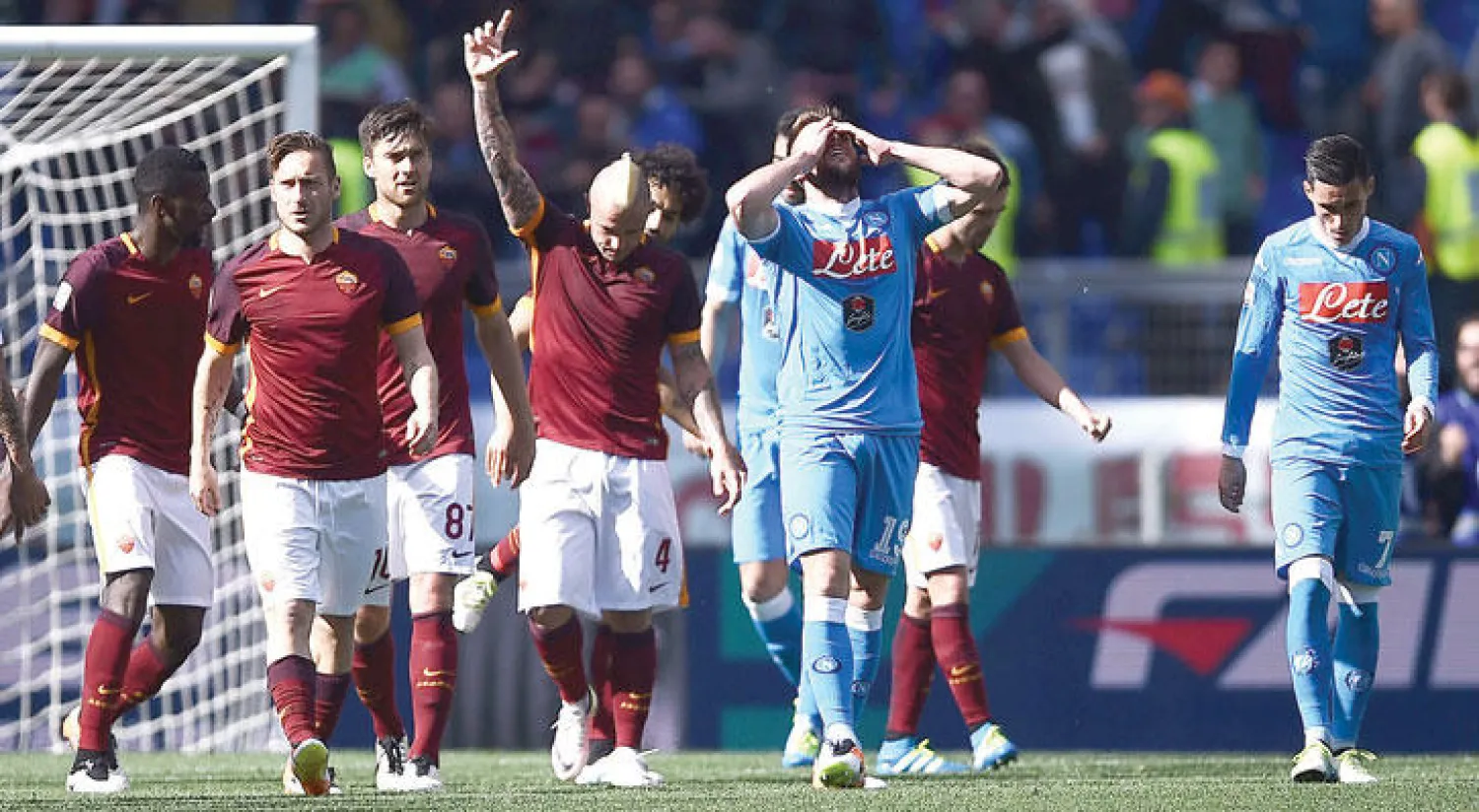 أفراح روما وأحزان نابولي الاثنين الماضي (أ.ف.ب)