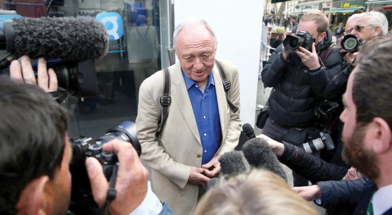 رئيس بلدية لندن السابق كين ليفنغستون يجيب على أسئلة الصحفيين في لندن أمس (رويترز)