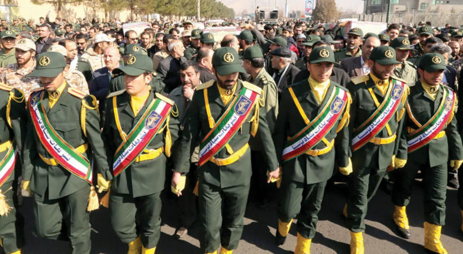 أفراد الحرس الثوري يشاركون في مسيرة نظمت في العاصمة طهران (أ.ف.ب)