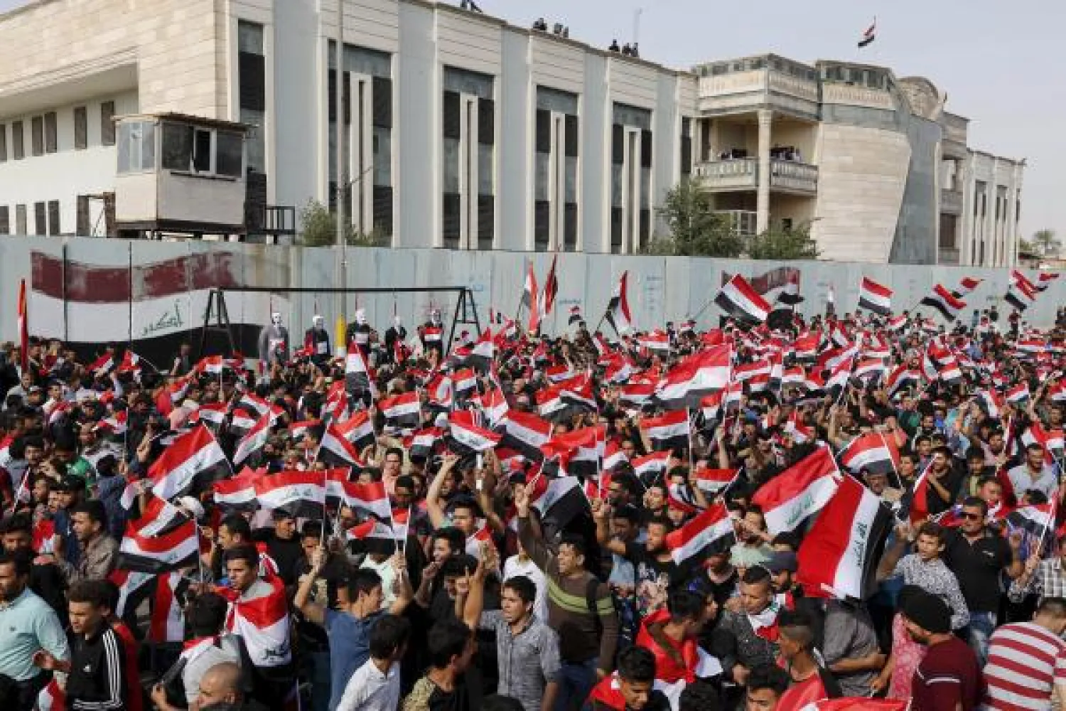 الصدر يدعو مناصريه لانتفاضة شعبية.. وبغداد تعلن حالة الطوارئ