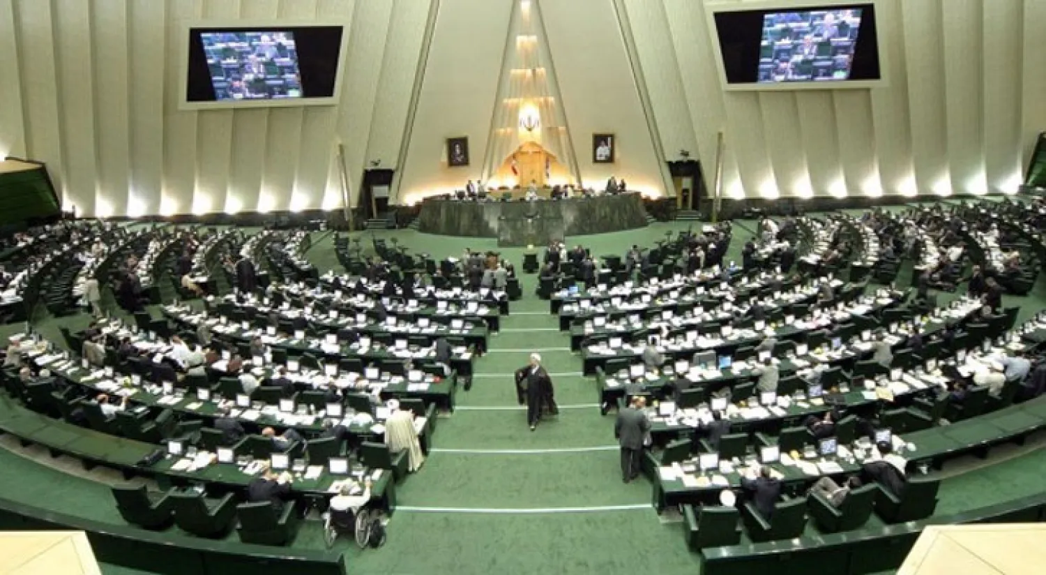 البرلمان الإيراني المنتهية ولايته يقر قانونا جديدا لتعزيز القدرات الباليستية