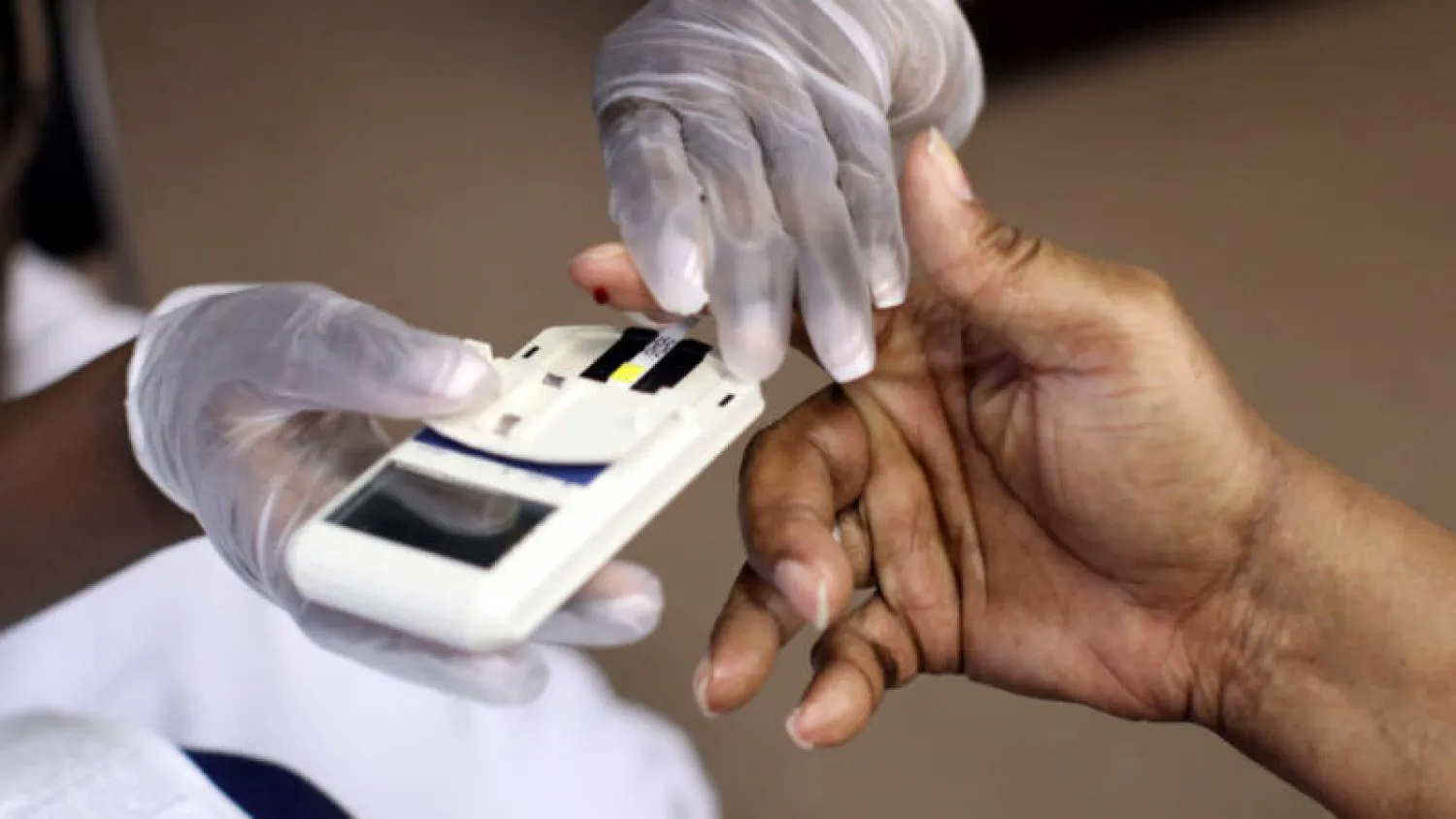 دراسة: لا ضرورة للامتناع عن الطعام قبل فحص نسبة الدهون في الدم