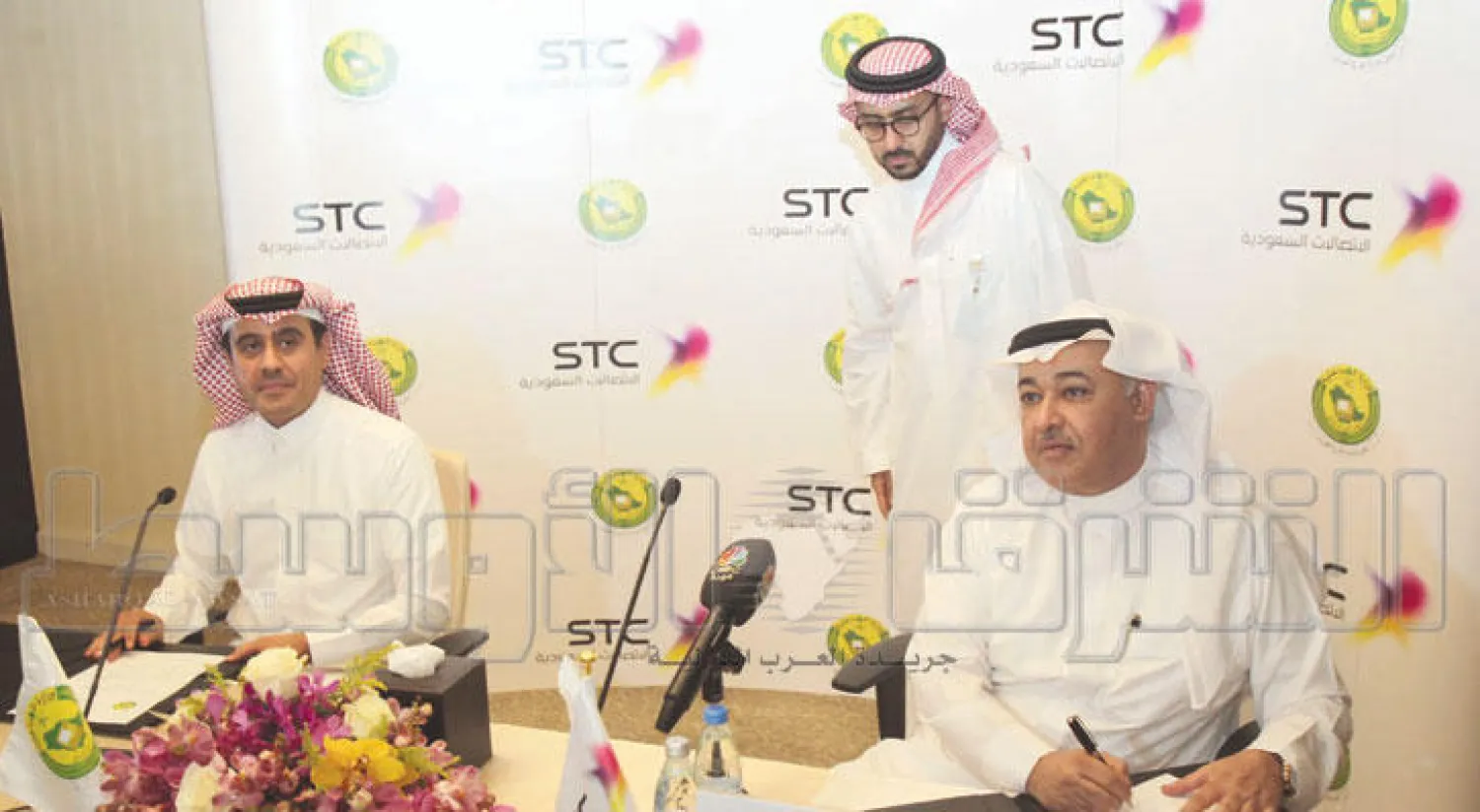 جانب من توقيع مذكرة تفاهم استراتيجية بين مركز المعلومات الوطني والاتصالات السعودية أمس في الرياض (تصوير: خالد الخميس)