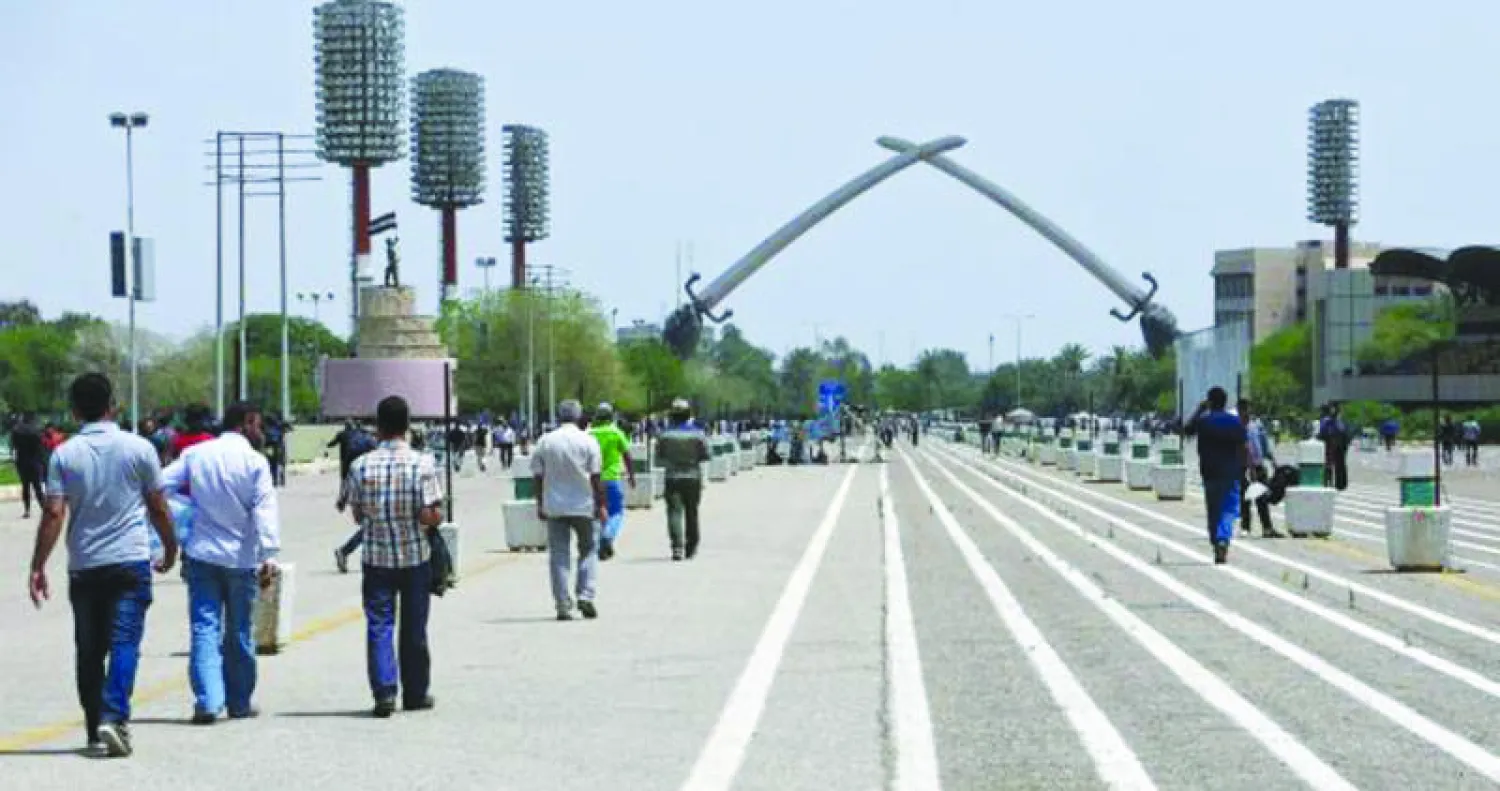 أنصار لزعيم التيار الصدري بعد انسحابهم من المنطقة الخضراء في بغداد أول من أمس (إ.ب.أ)