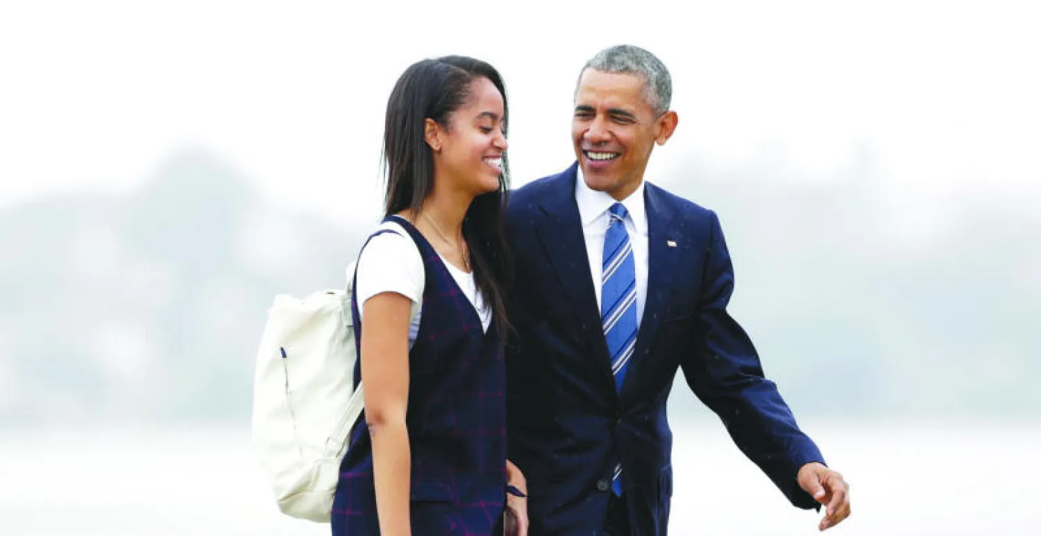 الرئيس أوباما يتمشى مع ابنته ماليا في لوس أنجليس (أ.ب)