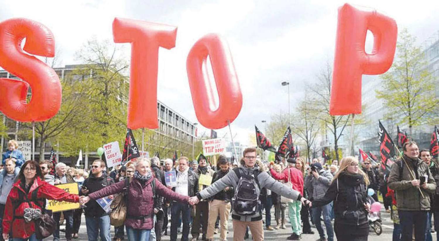 شهدت العديد من المدن الألمانية مظاهرات حاشدة تنديدًا باتفاقية الشراكة عبر الأطلسي خلال زيارة الرئيس أوباما إلى ألمانيا (رويتز)