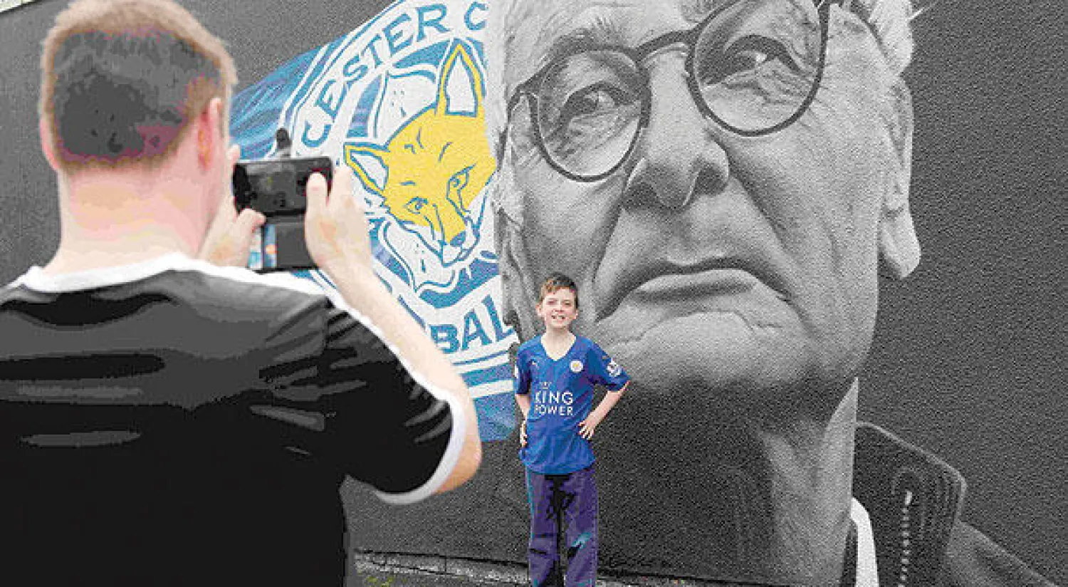 رانييري على ملصقات مدينة ليستر (رويترز)