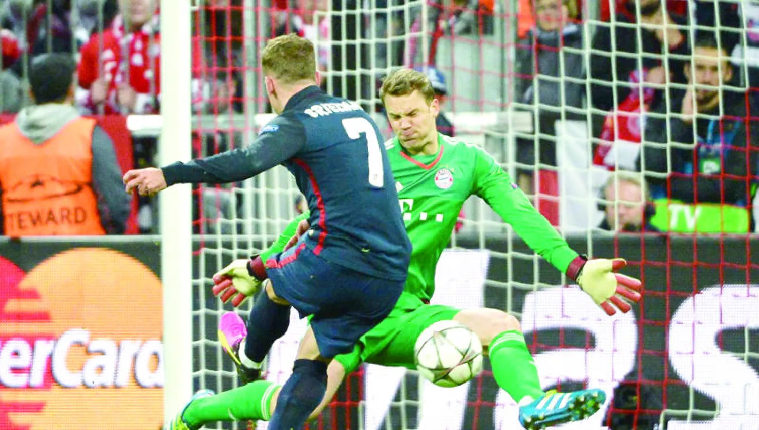 غريزمان مهاجم أتلتيكو يسجل في مرمى نوير ليطيح بآمال بايرن ميونيخ (أ ب أ)