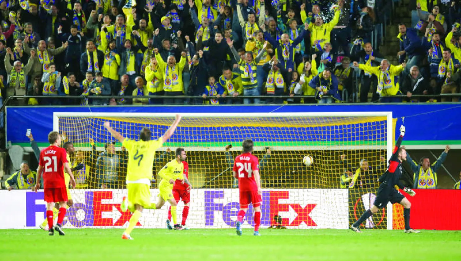 لوبيز لاعب فياريال (في الوسط) خطف هدف الفوز في مرمى ليفربول بالوقت بدل الضائع ذهابا (رويترز)