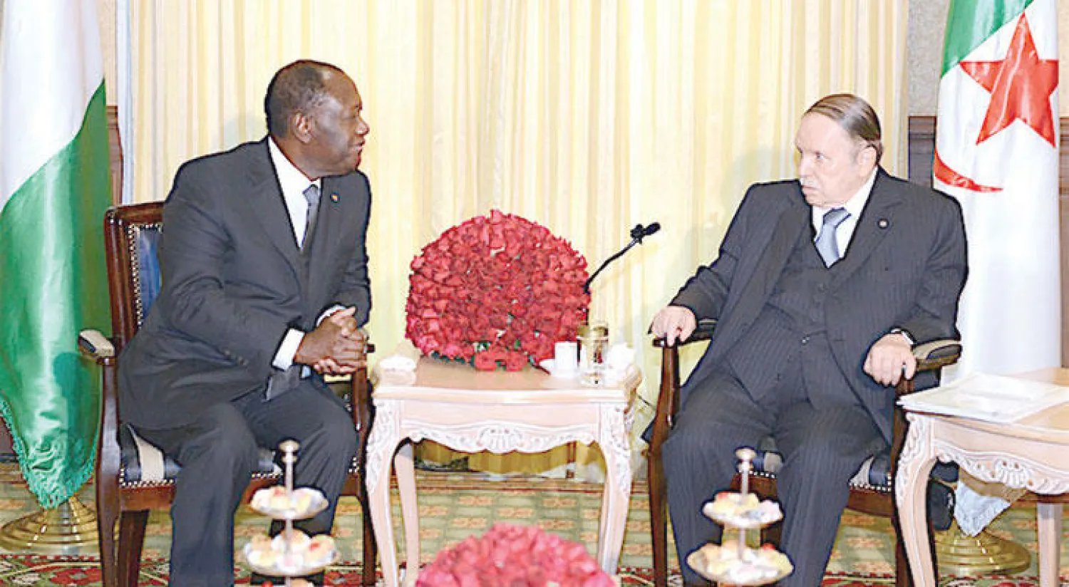 صورة للرئيس الجزائري عبدالعزيز بوتفليقة خلال استقباله رئيس كوت ديفوار ألاسان أوتارا في العاصمة الجزائر أول من أمس(أ.ف.ب)