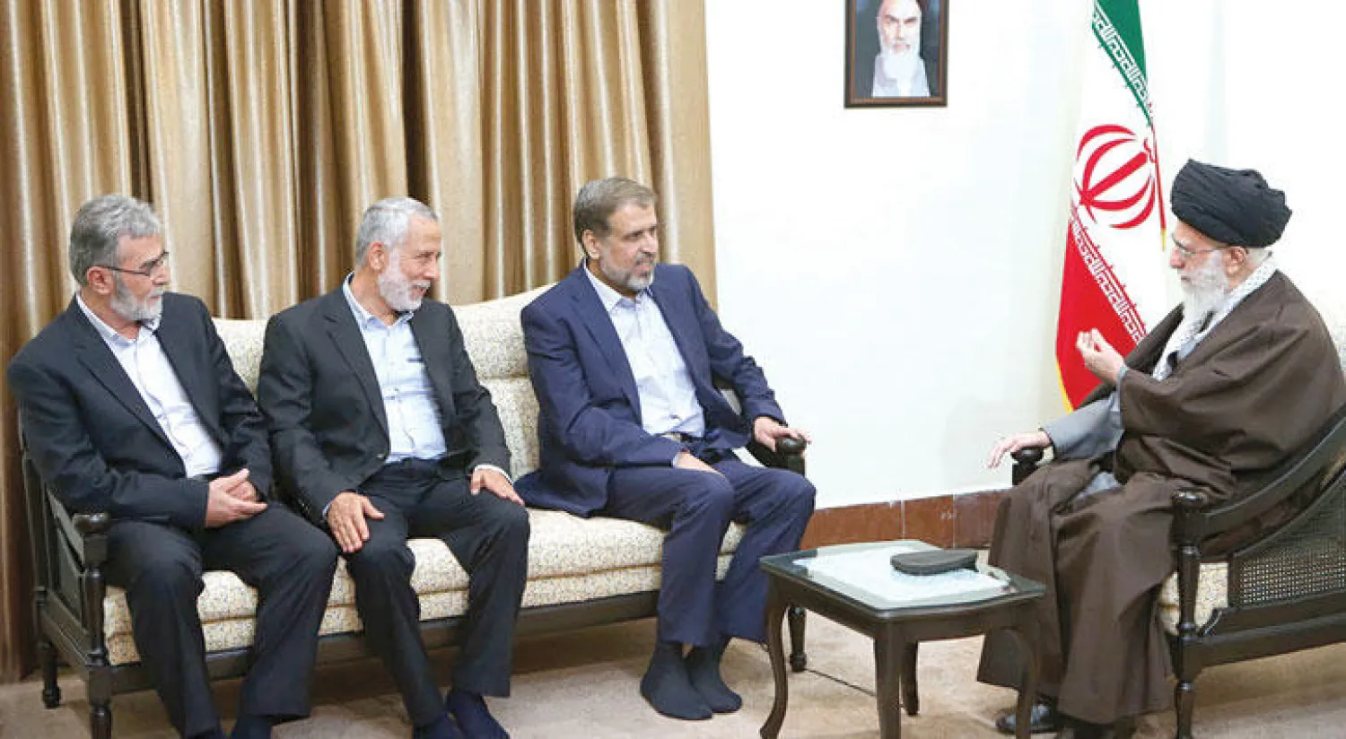 وفد {الجهاد الإسلامي} برئاسة عبد الله رمضان لدى لقائه المرشد الأعلى الإيراني علي خامنئي في طهران الأحد الماضي (وكالة مهر)