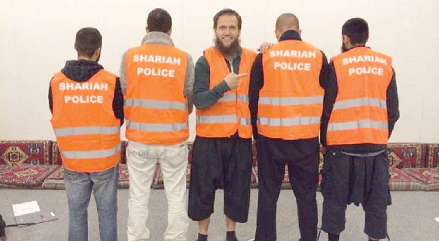 عناصر من  «شرطة الشريعة» في أحد شوارع مدينة فوبرتال الألمانية («الشرق الأوسط»)