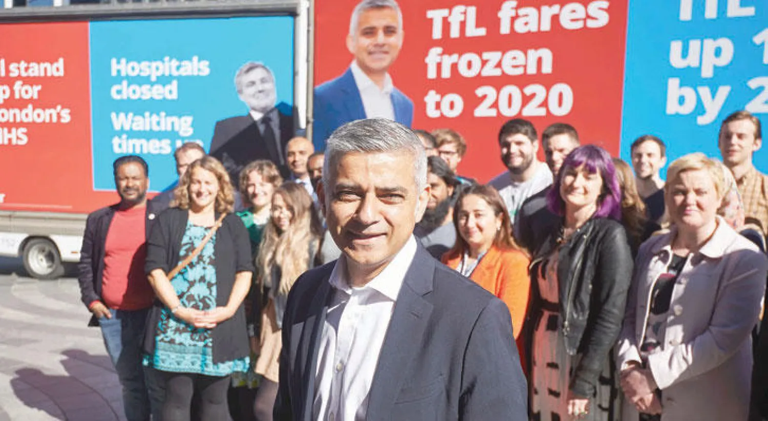 المرشح لمنصب عمدة لندن عن حزب العمال صديق خان أمام حملته الانتخابية في شرق لندن أمس (أ.ف.ب)