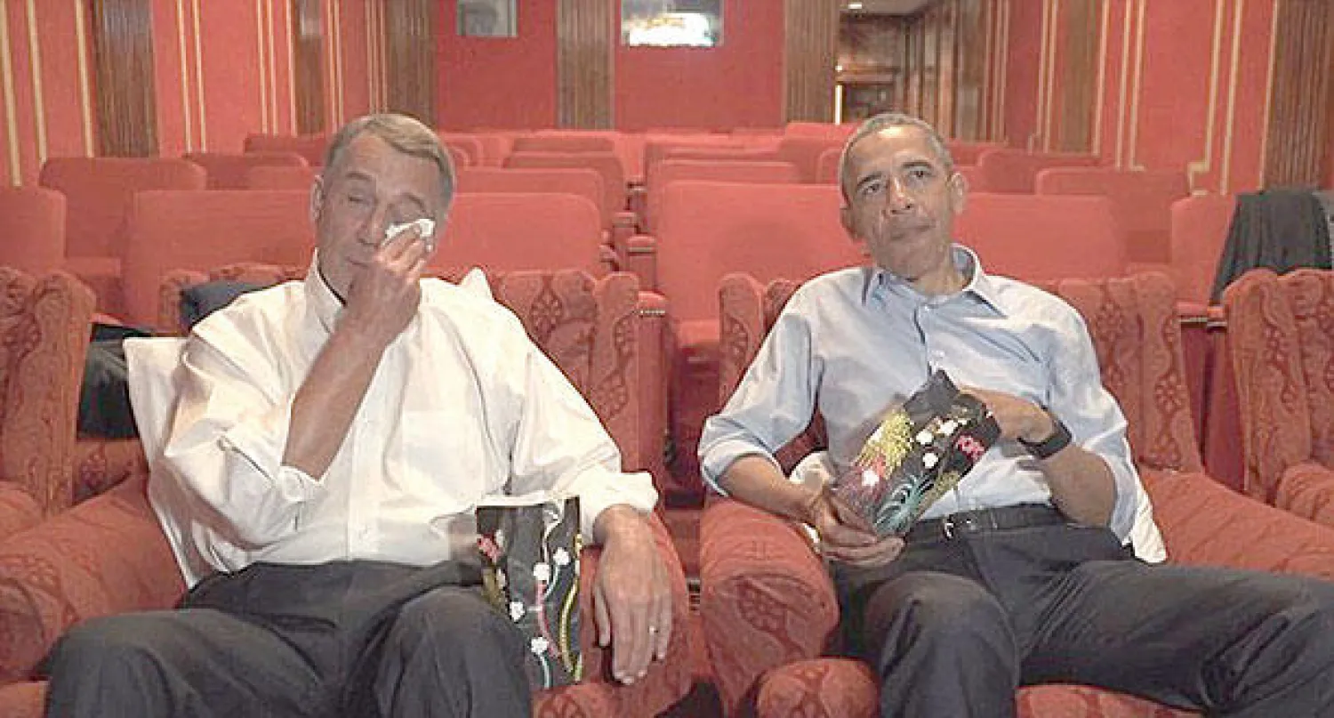 أوباما مع رئيس مجلس النواب السابق جون بونر في غرفة السينما في البيت الأبيض