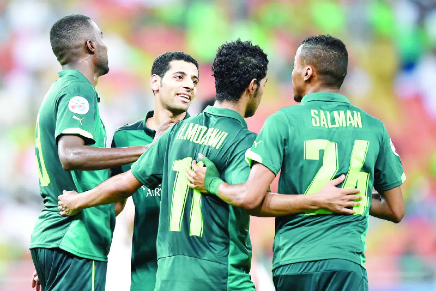 لاعبو الأهلي يحتفلون بأحد أهدافهم في المباراة الأخيرة أمام الجيش القطري (المركز الإعلامي)