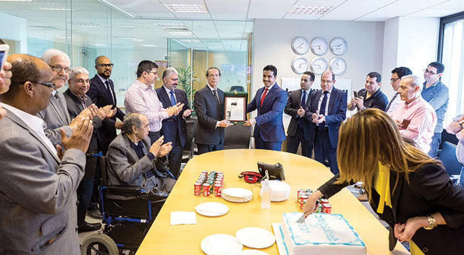 رئيس تحرير صحيفة «الشرق الأوسط» سلمان الدوسري  يمنح  الزميل ربعي المدهون درع  العدد الأول من «الشرق الأوسط» بمناسبة فوزه بجائزة «البوكر» للرواية العربية (تصوير: جيمس حنا) 