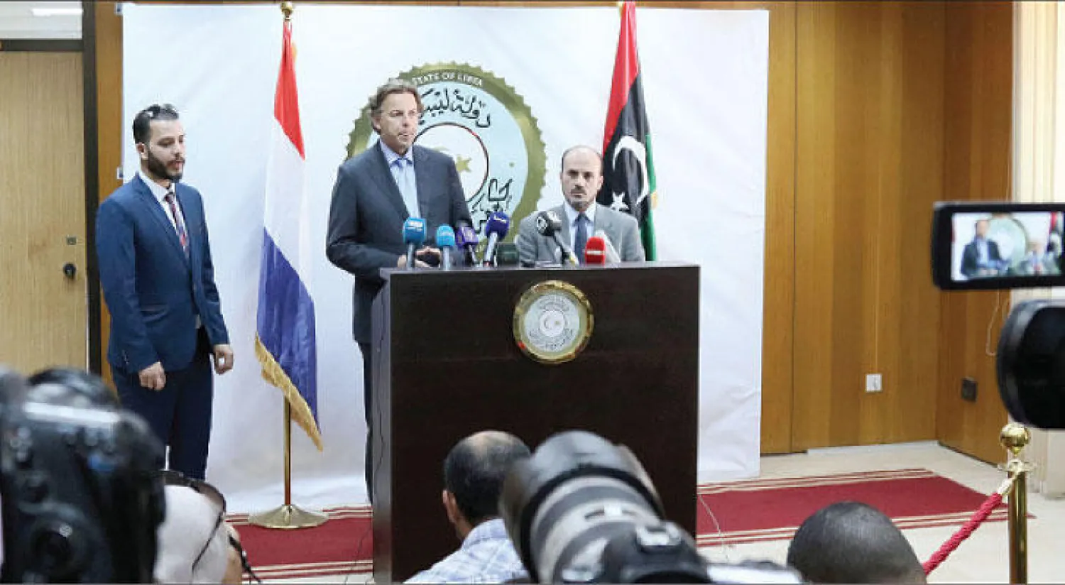 وزير الخارجية الهولندي بيرت كوندرز (وسط) وعضو حكومة الوفاق الوطني في ليبيا محمد العماري أثناء المؤتمر الصحافي في طرابلس أمس (أ.ف.ب)