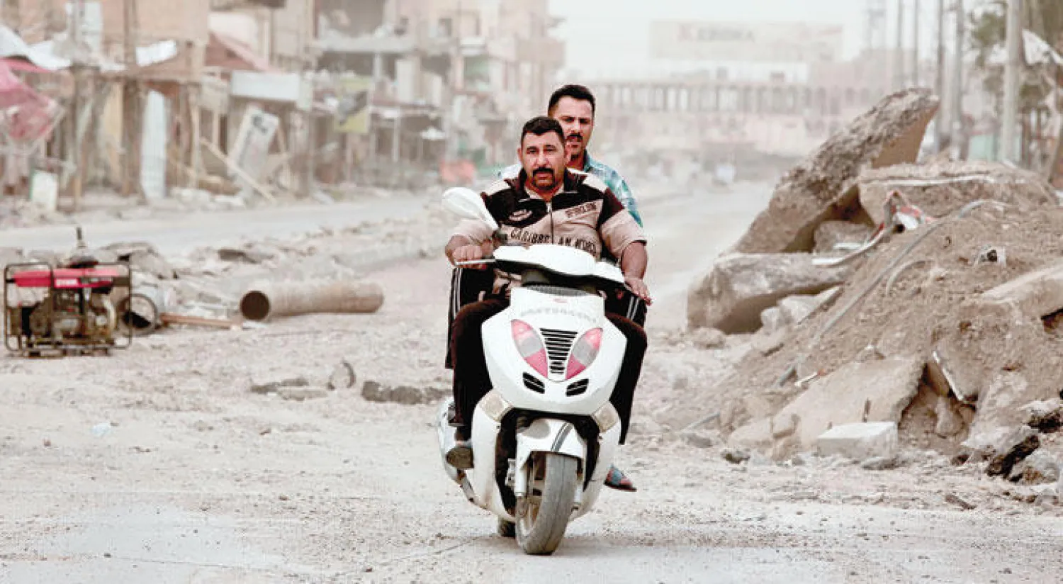 رجلا شرطة على دراجة نارية بالقرب من ساحة «الحاج زياد» في مدينة الرمادي خلال مارس الماضي قبل أسابيع من استعادة المدينة من عناصر «داعش» (أ.ف.ب)
