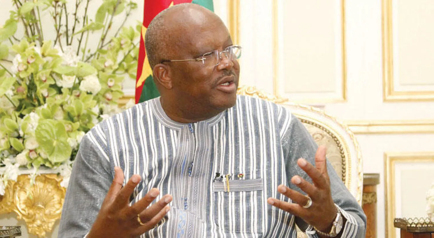 روك مارك كريستيان كابوري رئيس بوركينا فاسو خلال حواره  مع «الشرق الأوسط» بقصر الملك سعود للضيافة أمس («الشرق الأوسط»)