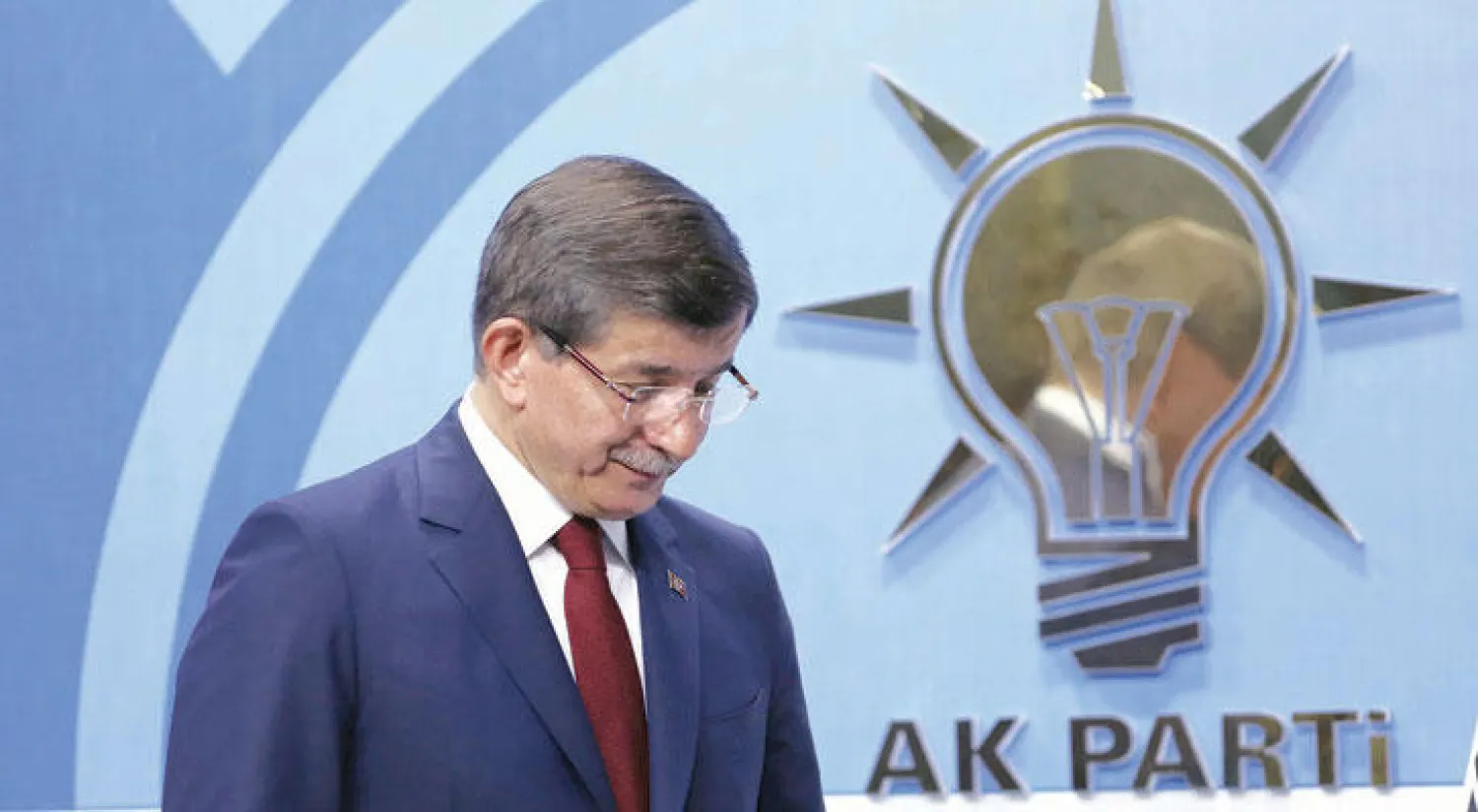 رئيس الوزراء التركي أحمد داود أوغلو أثناء مغادرته مؤتمرًا صحافيًا عقده في أنقرة أمس (أ.ب)