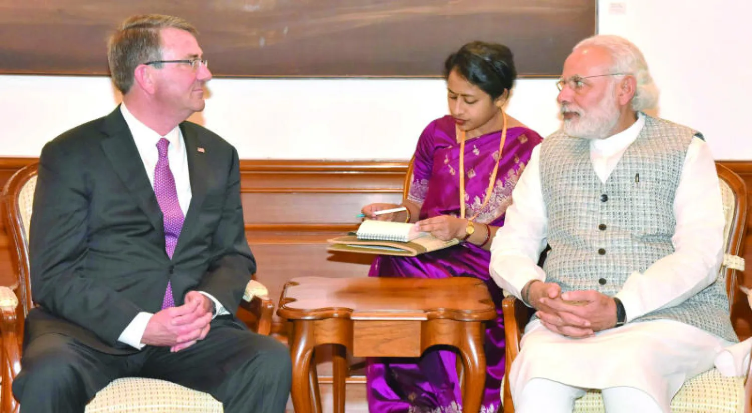 وزير الدفاع الأميركي آشتون كارتر  لدى لقائه رئيس الوزراء الهندي ناريندرا مودي في نيودلهي في 12 أبريل الماضي (أ.ف.ب)