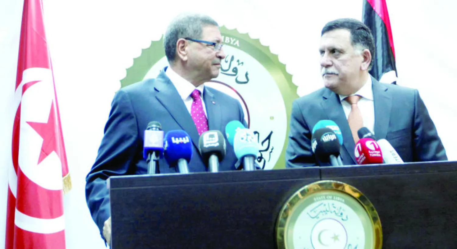 فائز السراج رئيس حكومة الوفاق الليبية في المؤتمر الصحافي مع الحبيب الصيد رئيس الحكومة التونسية خلال زيارته أمس إلى طرابلس (رويترز)