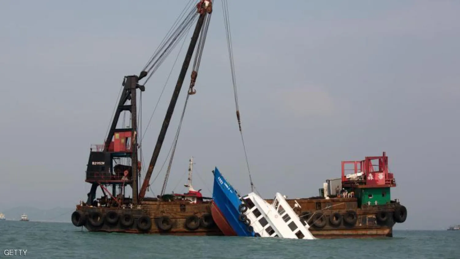 تصادم بين قارب صيني وسفينة شحن أجنبية