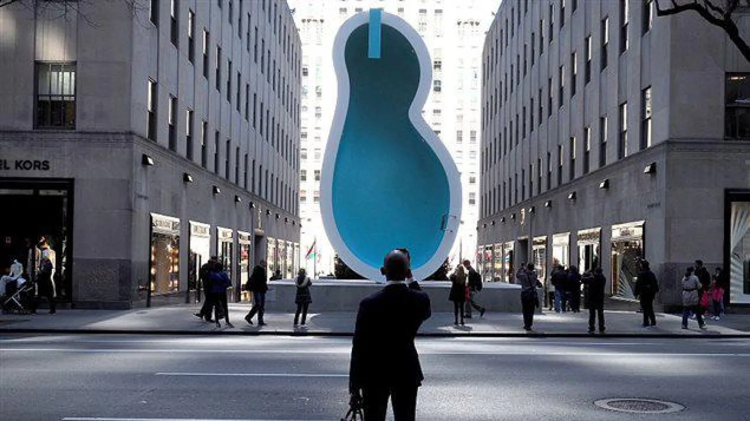 استمرار عرض حوض سباحة على شكل أذن فان غوخ في نيويورك