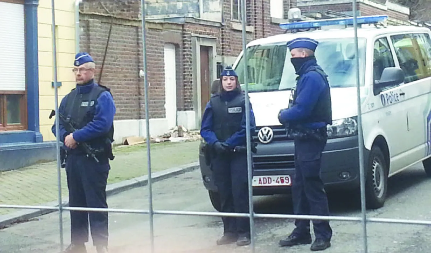 صورة لرجال الأمن يغلقون الشارع الذي يوجد به منزل عناصر من الخلية تبادلوا إطلاق النار معها («الشرق الأوسط»)