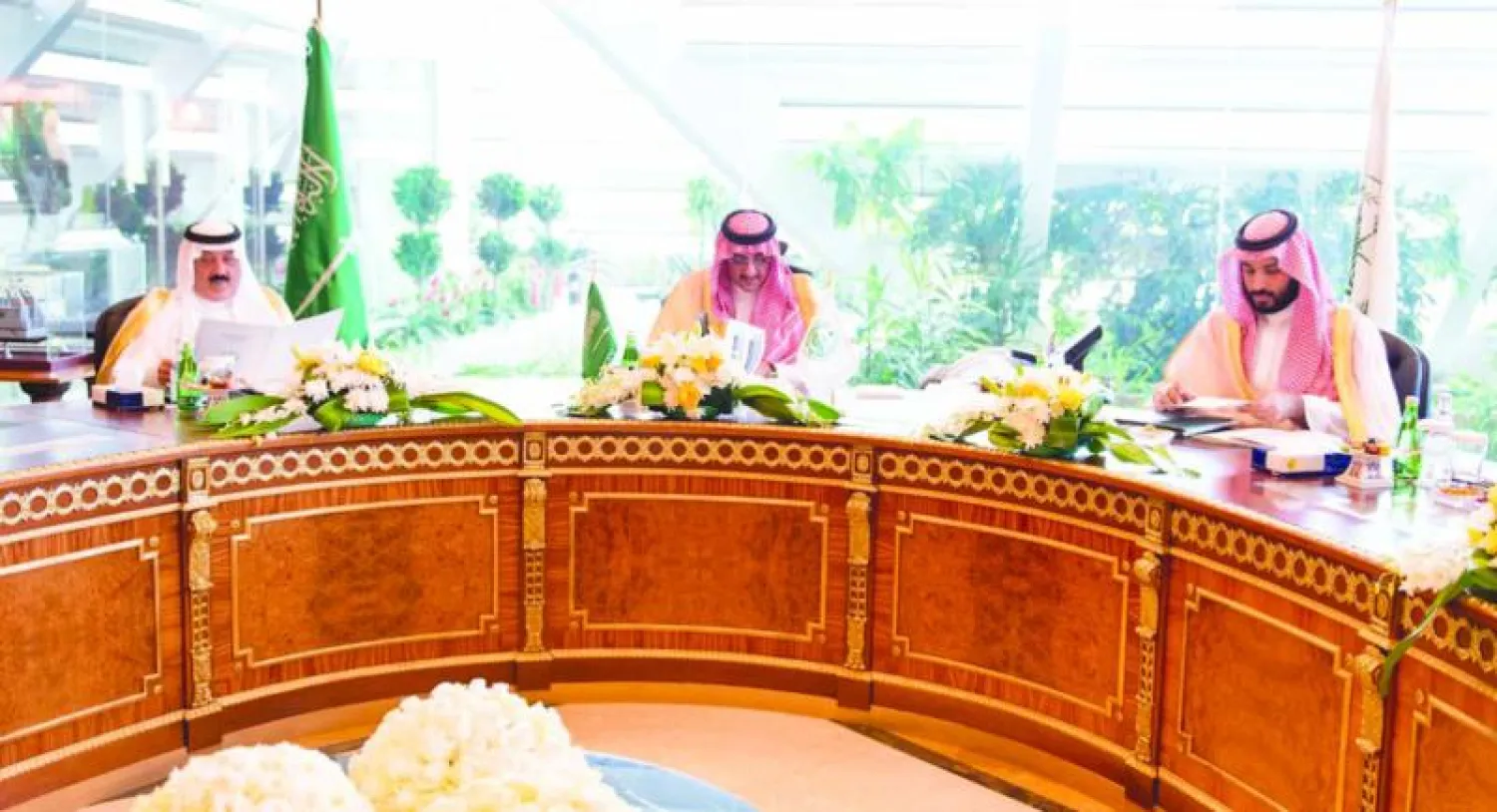 الأمير محمد بن نايف لدى ترؤسه الاجتماع بحضور الأمير متعب بن عبد الله والأمير محمد بن سلمان (واس)