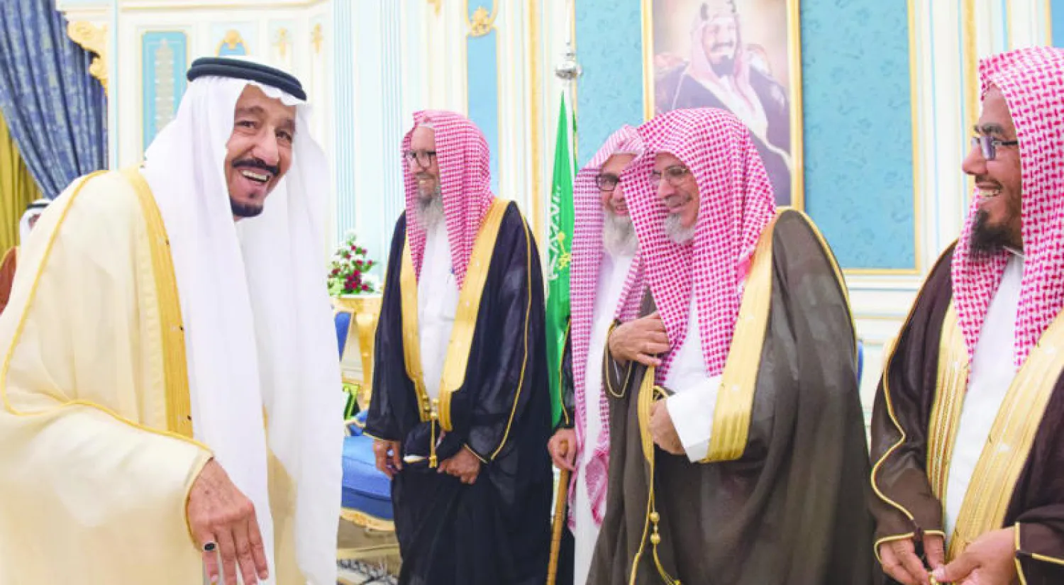 خادم الحرمين الشريفين الملك سلمان بن عبد العزيز في حديث باسم مع العلماء والمشايخ في قصر اليمامة بالرياض أمس (واس).