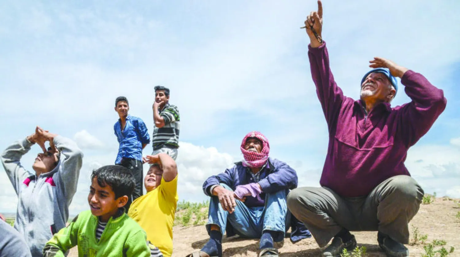 مواطنون على الحدود التركية يتابعون الغارات الجوية ضد مواقع «داعش» في الداخل السوري (واشنطن بوست)