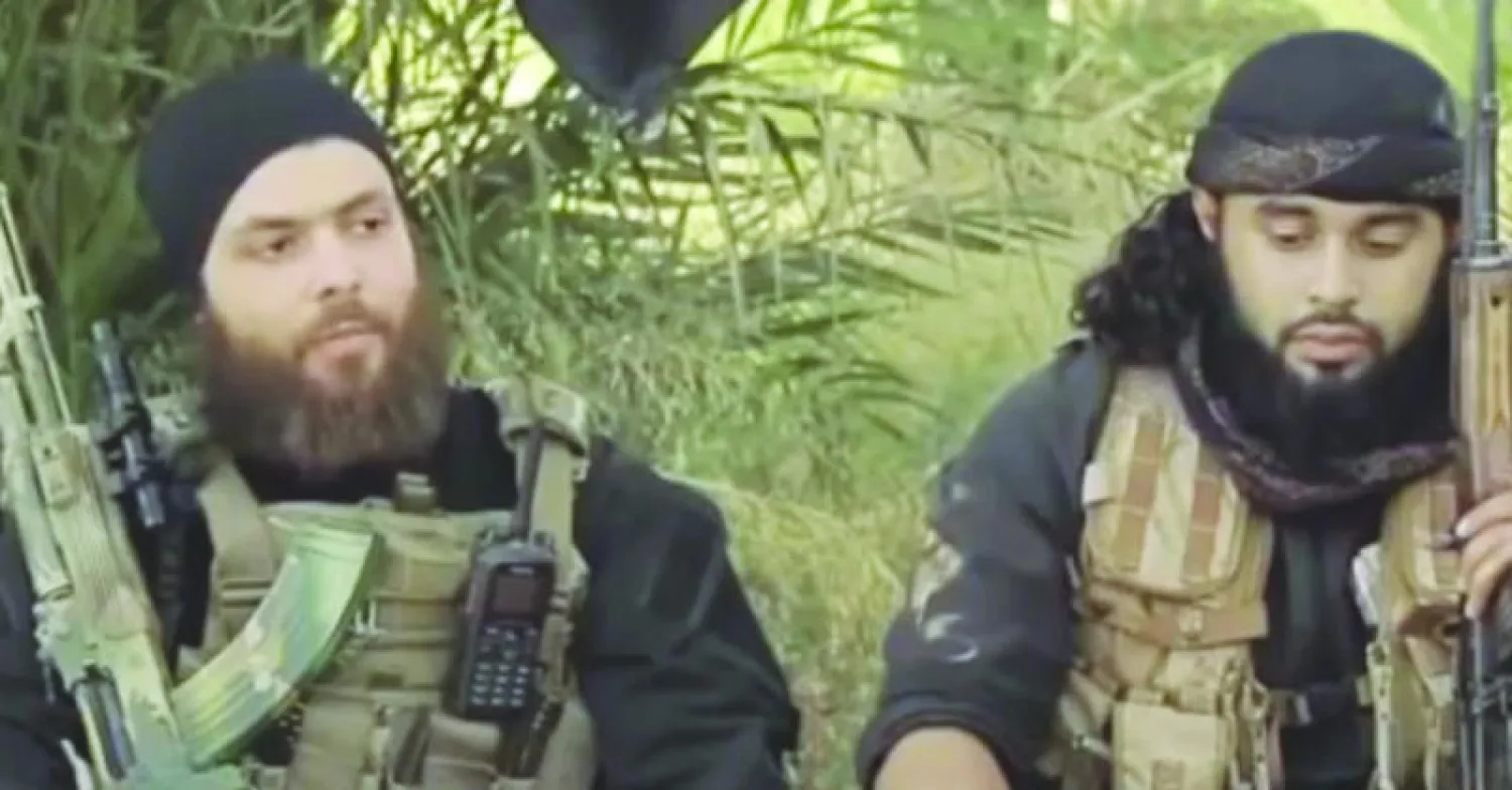 الصورة أخذتها مجلة «جورنال الجيش الألماني» من فيلم فيديو بثه تنظيم داعش ويظهر على اليمين «أ.ز» الملقب بأبي عمر الألماني والنمساوي محمد محمود الملقب بأبي أسامة الغاري كلاهما يقاتل في سوريا («الشرق الأوسط»)