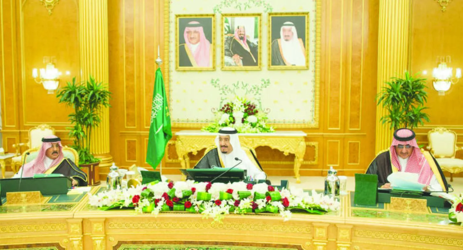 خادم الحرمين الشريفين لدى ترؤسه جلسة مجلس الوزراء التي تعد الأولى بعد إعادة هيكلة المجلس ودمج وإلغاء بعض الوزارات.. ويبدو الأمير محمد بن نايف ولي العهد (واس)