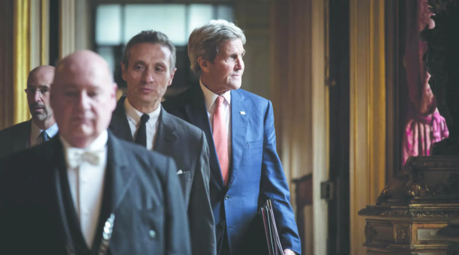 وزير الخارجية الأميركي جون كيري عند وصوله إلى مقر الخارجية الفرنسية لحضور اجتماع باريس الخاص بسوريا أمس (رويترز)