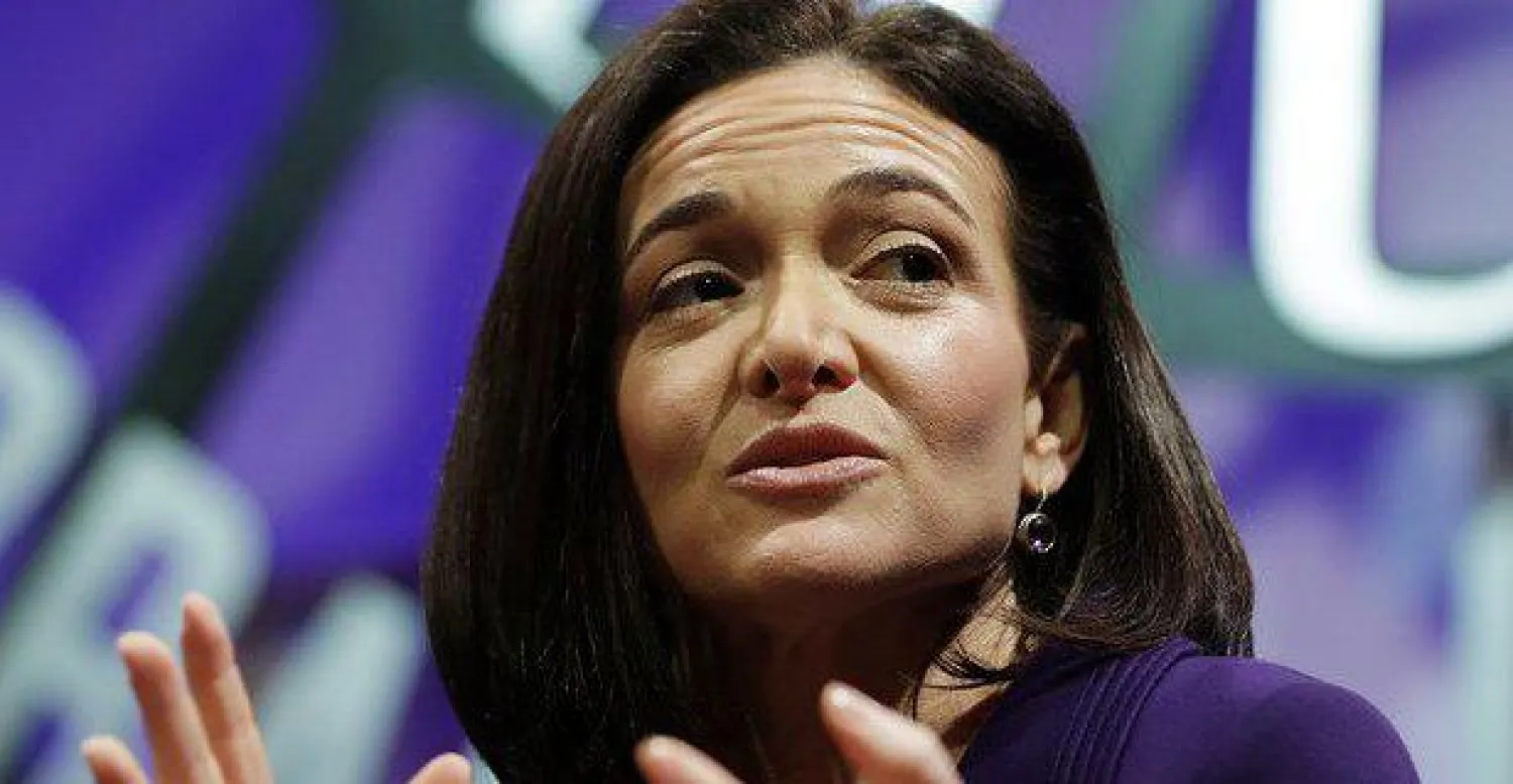 مسؤولة في «فيسبوك» تنحني احترامًا للأمهات العازبات