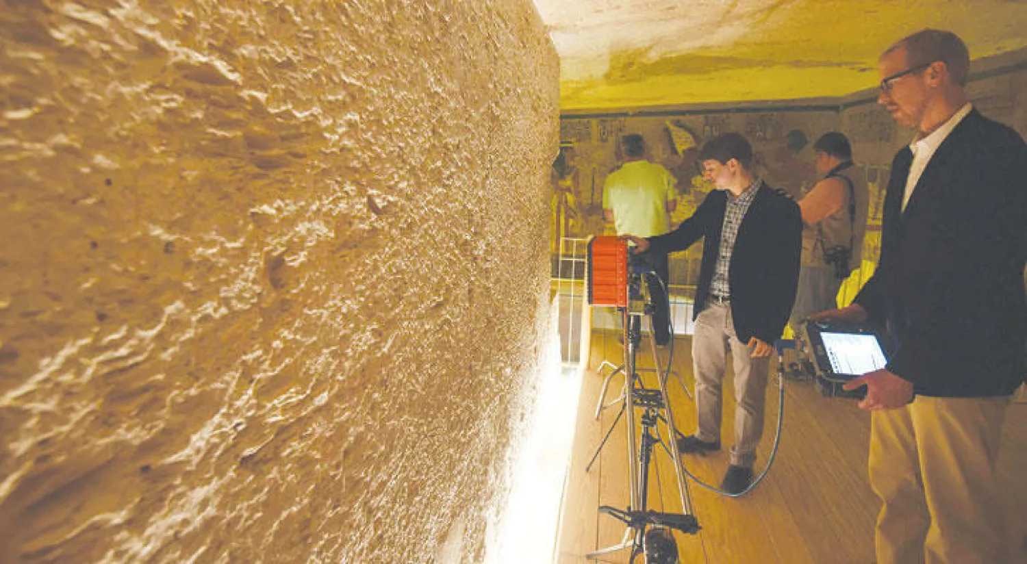 عملية مسح لمقبرة توت عنخ آمون (إ.ف.ب)