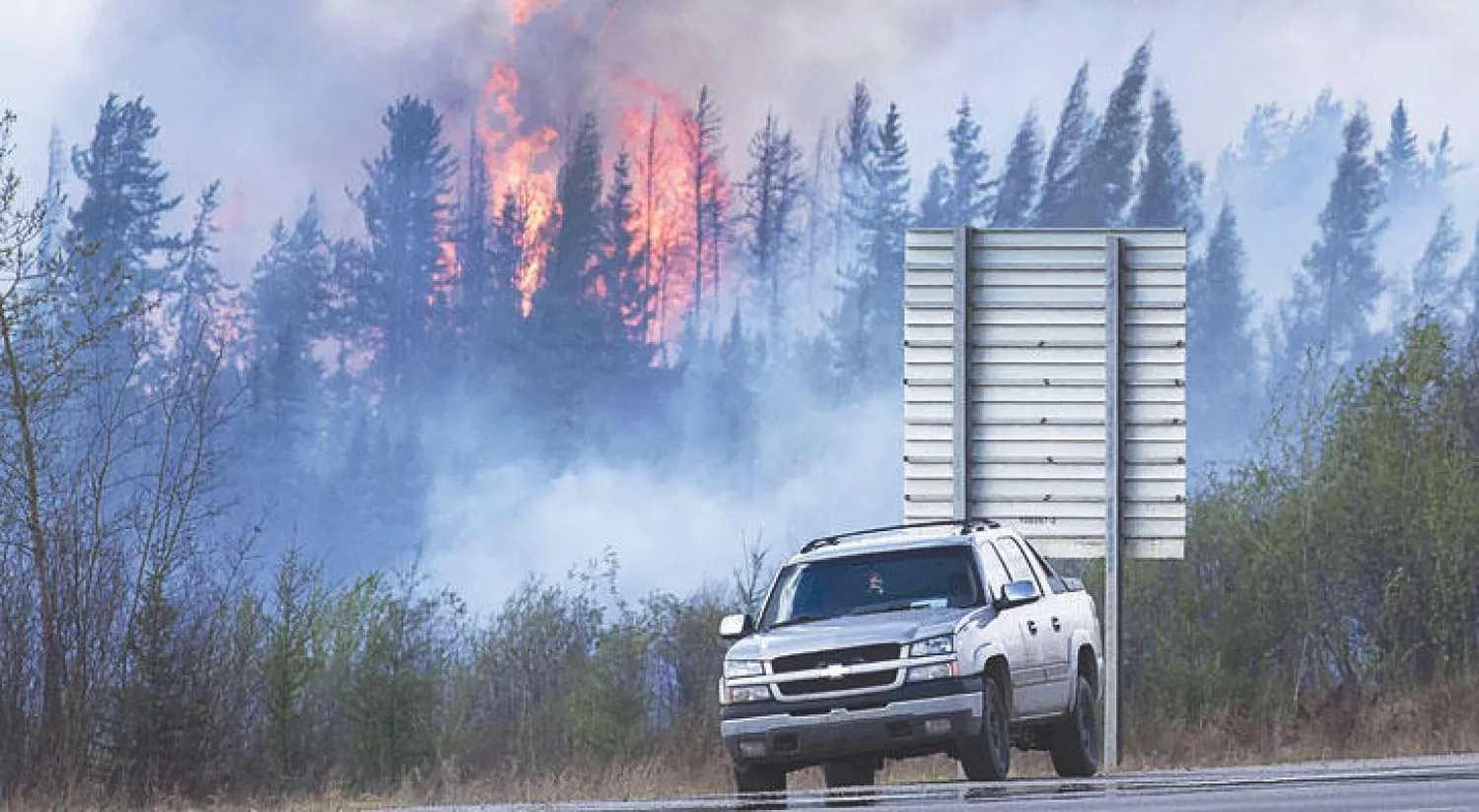 النيران المستعرة بالغابات الكندية لا تزال تثير مخاوف أسواق النفط (أ.ب)