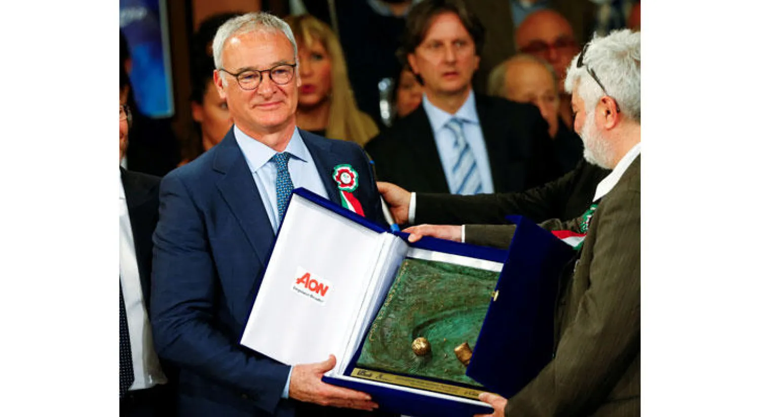 رانييري لدي تكريمه أمس بجائزة أفضل مدرب إيطالي بالموسم (رويترز)