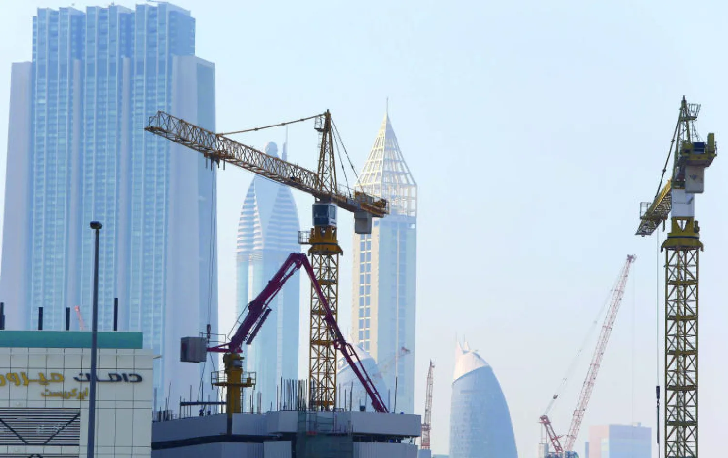 الأعمال الإنشائية لا تتوقف في إمارة دبي رغم تقلبات السوق (أ.ف.ب)