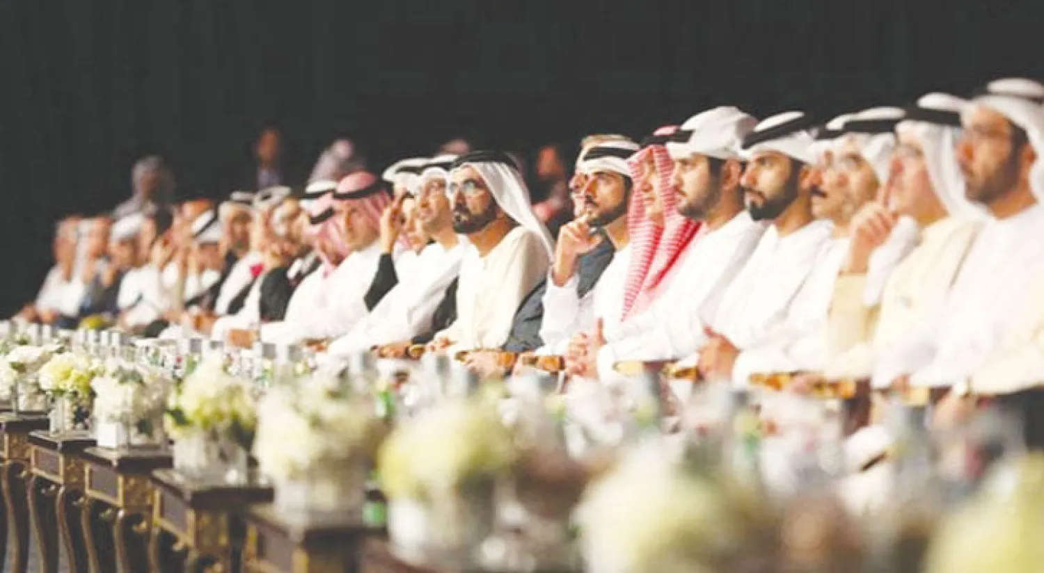 الشيخ محمد بن راشد يتوسط عددًا من الشيوخ والمسؤولين والإعلاميين خلال افتتاح منتدى الإعلام العربي (وام)