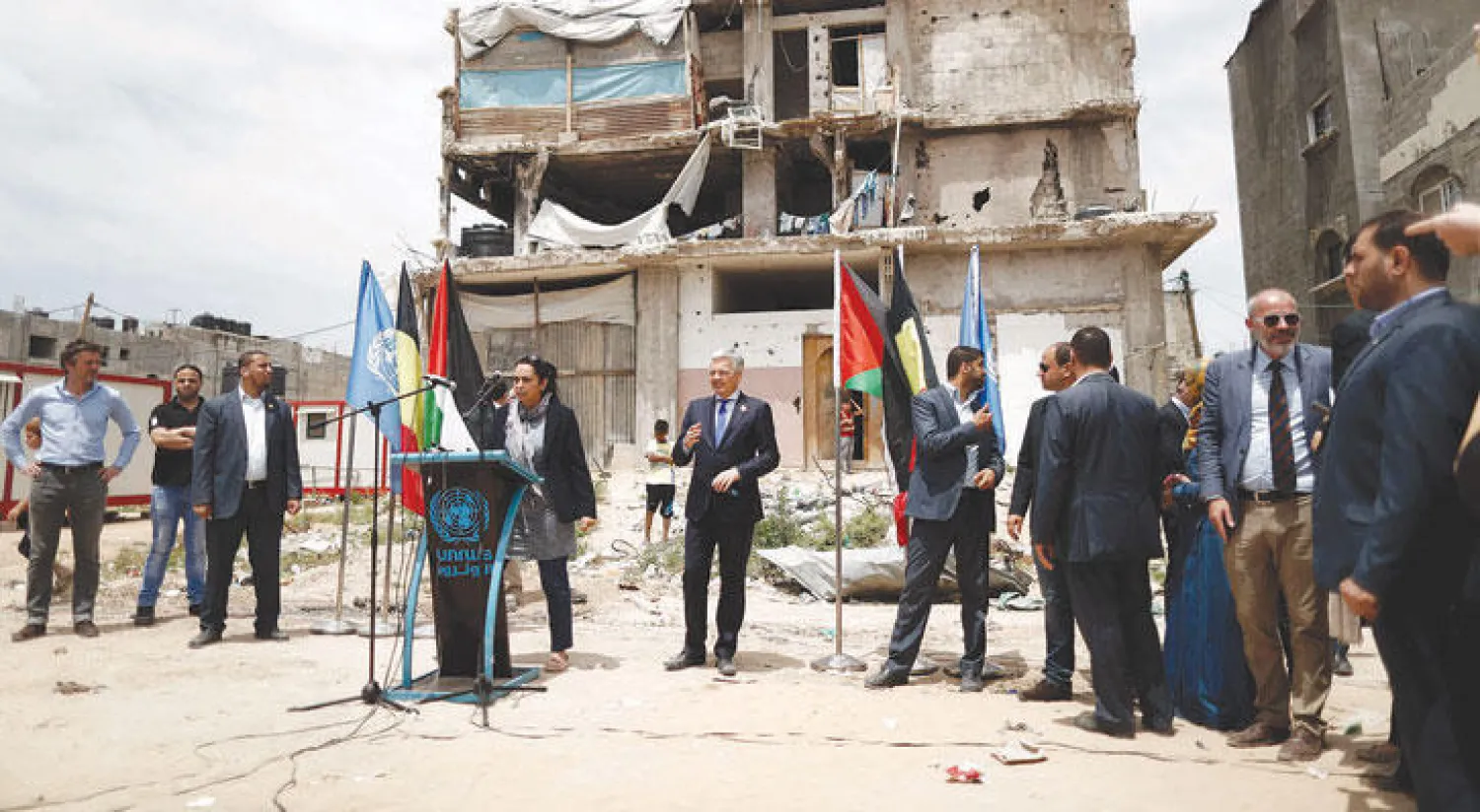 وزير الخارجية البلجيكي في حارة الشجاعية شرقي غزة التي دمر العدوان الإسرائيلي عام 2014 معظمها (أ.ف.ب)