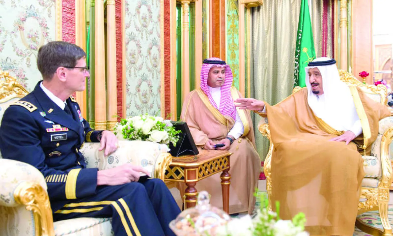 خادم الحرمين الشريفين الملك سلمان بن عبد العزيز لدى لقائه في جدة أمس قائد القيادة المركزية الأميركية (واس)