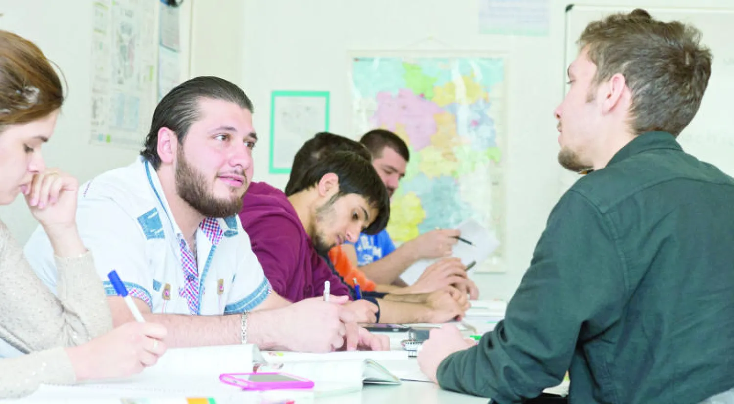 لاجئ سوري في ألمانيا يشارك في درس لغة في هانوفر الشهر الماضي.. وتسعى الحكومة الألمانية  إلى مكافحة التطرف بين اللاجئين عبر برامج دمج اجتماعي (إ.ب.أ)