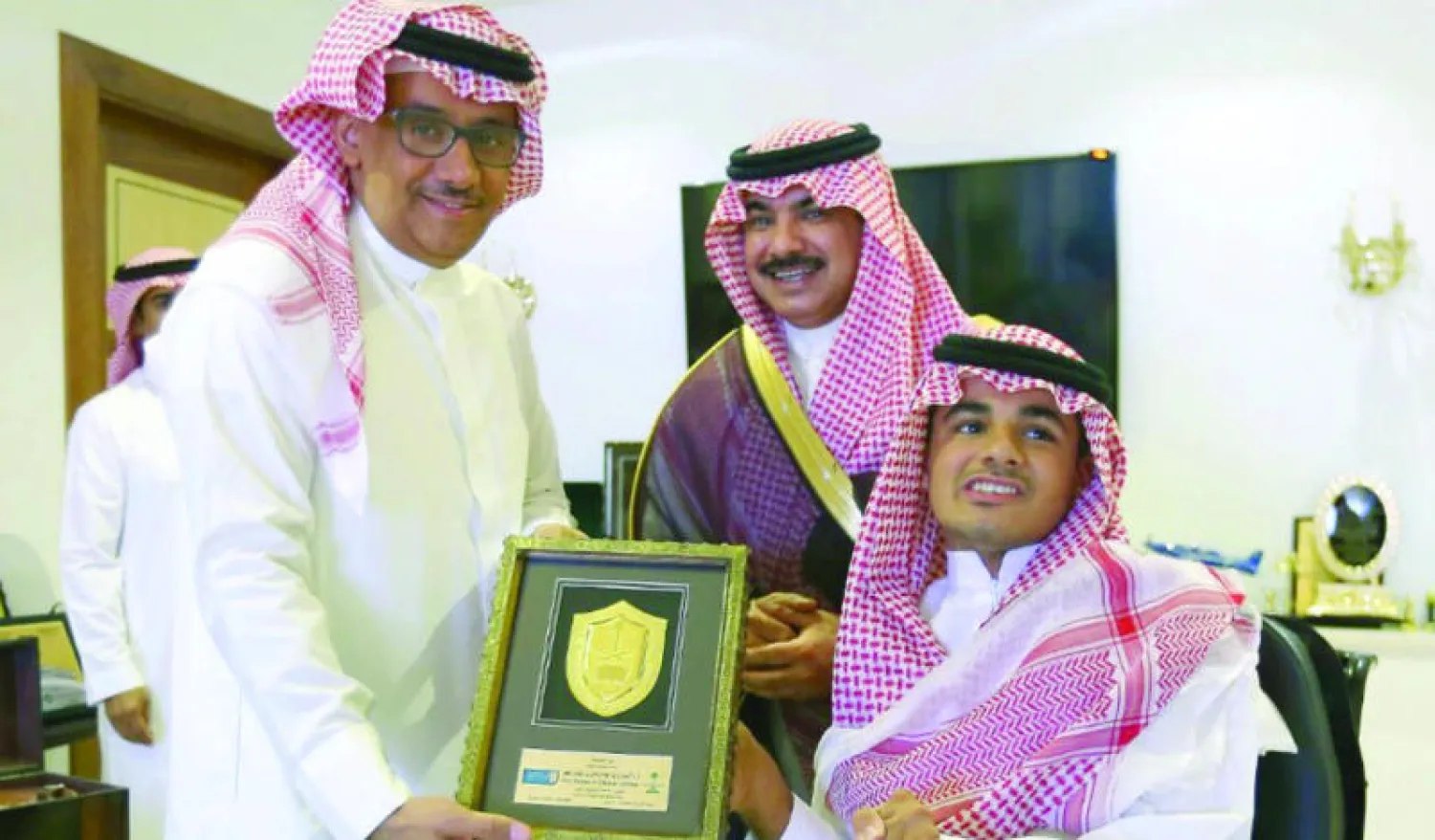 الدكتور بدران مقبلاً رأس الطالب تركي («الشرق الأوسط»)