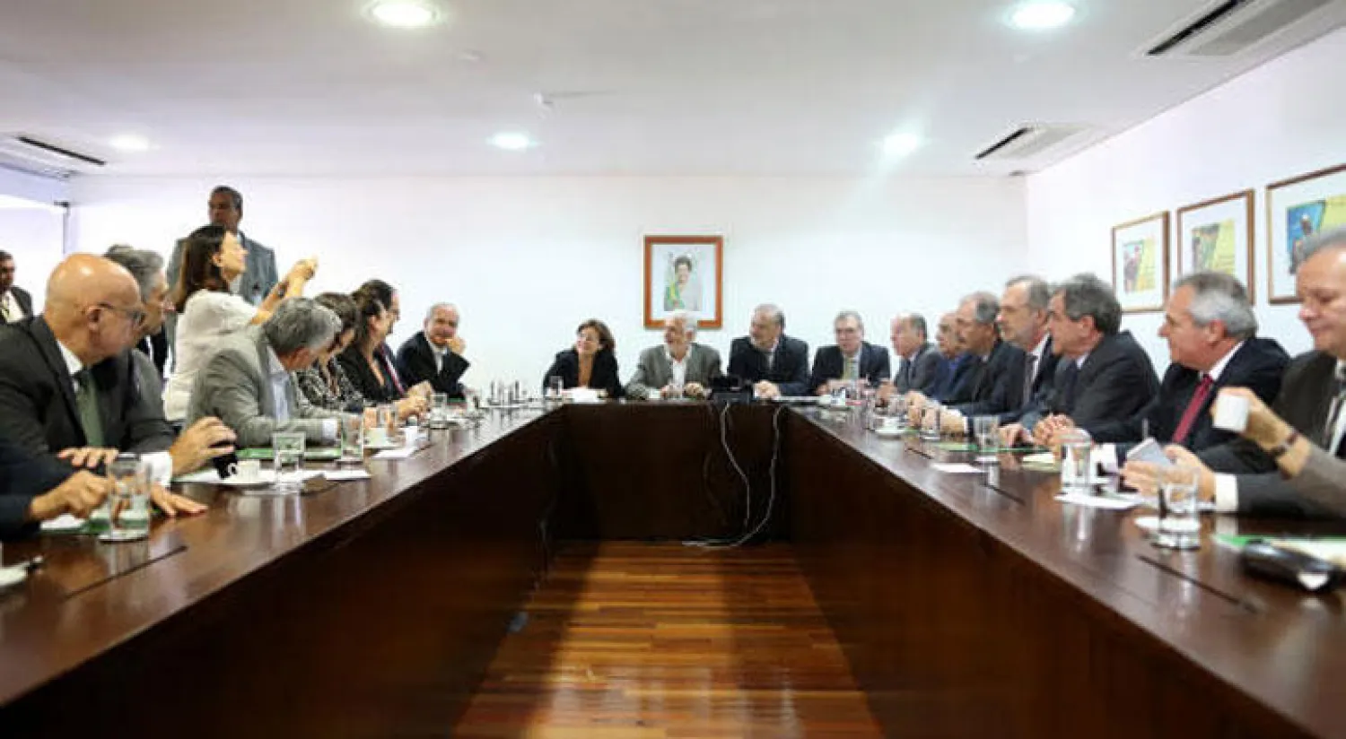 وزراء الحكومة البرازيلية في إجتماع بقصر الهضبة اليوم (رويترز)