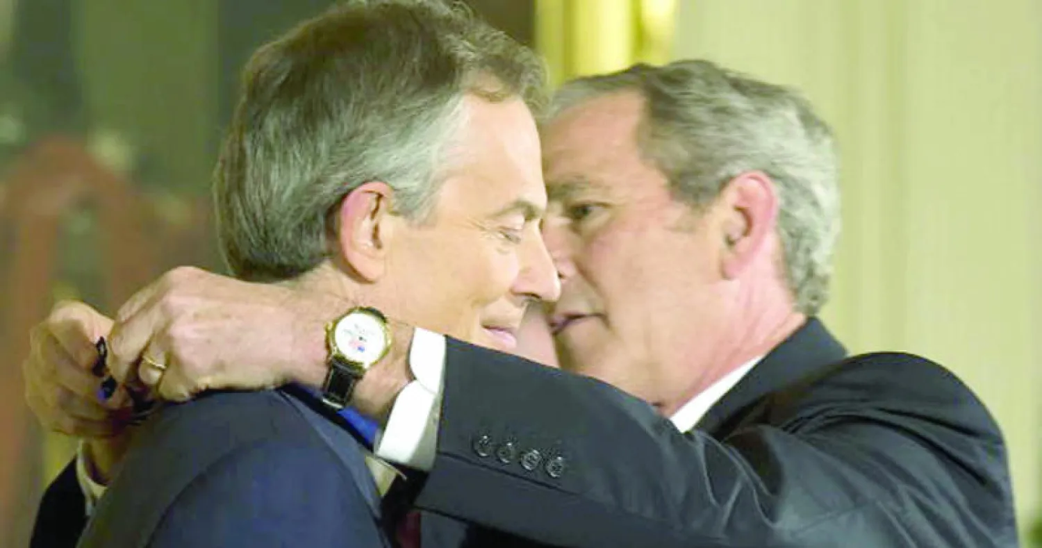 الرئيس الأميركي السابق جورج دبليو بوش يقلد رئيس الوزراء البريطاني السابق توني بلير وسام الحرية الرئاسي في الغرفة الشرقية من البيت الأبيض في واشنطن  يناير 2009 (غيتي)