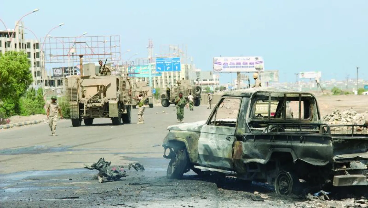 سيارة محترقة تعرضت للقصف خلال مواجهات مع الميليشيات الانقلابية في عدن (رويترز)