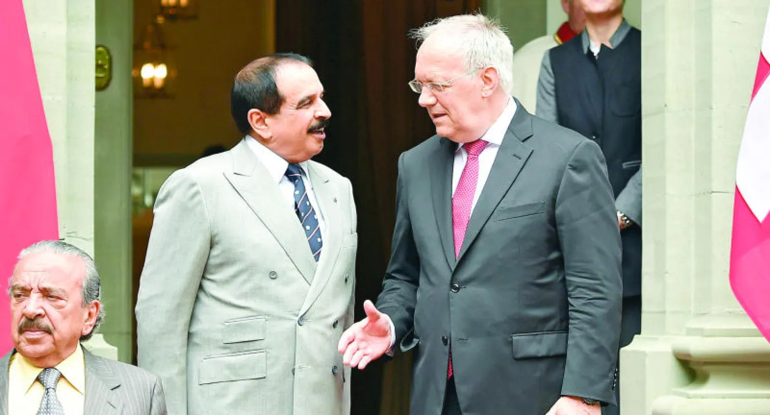 الرئيس السويسري أثناء استقباله العاهل البحريني الملك حمد بن عيسى آل خليفة أمس (إ.ب.أ)