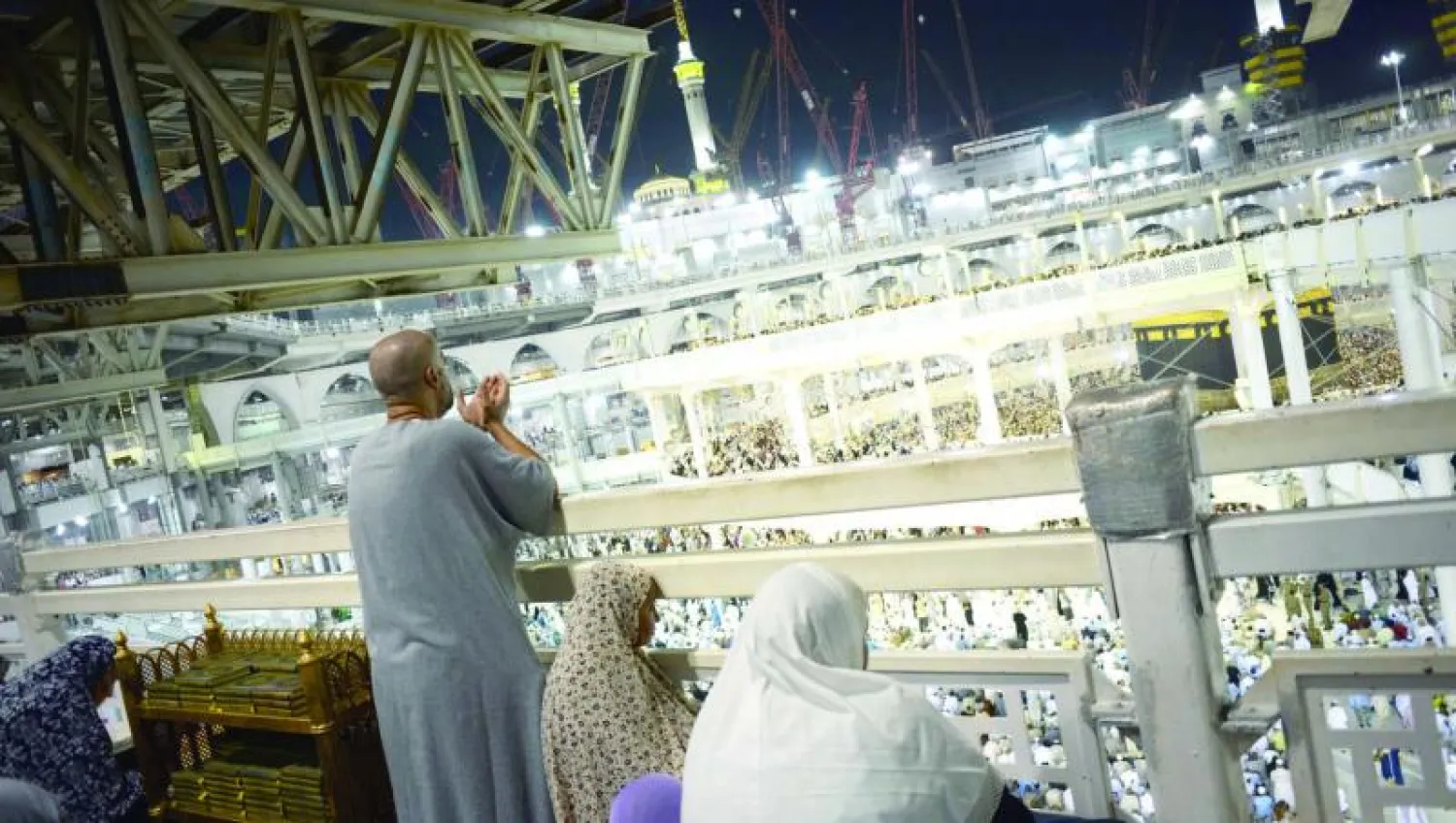 أكدت وزارة الحج والعمرة بالسعودية أن خدمة ضيوف الحرمين الشريفين من الحجاج والمعتمرين أهم واجباتها الإسلامية (غيتي)